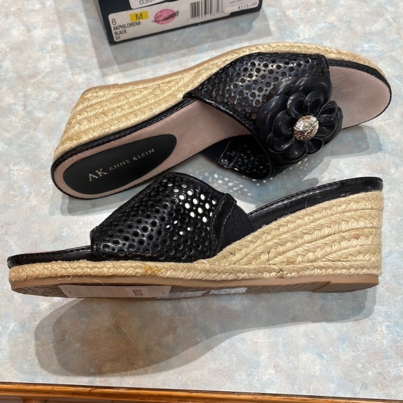 Anne Klein slides (sz 8) - Picture 2 of 11